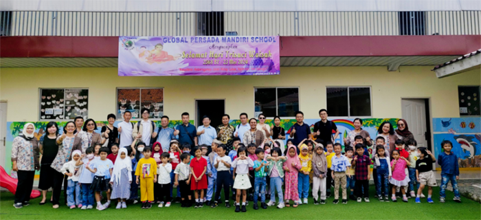 圖9 參展代表團部分成員與印尼GPM學校幼兒園師生合影